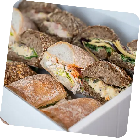 Lunchbox met belegde broodjes van desembrood