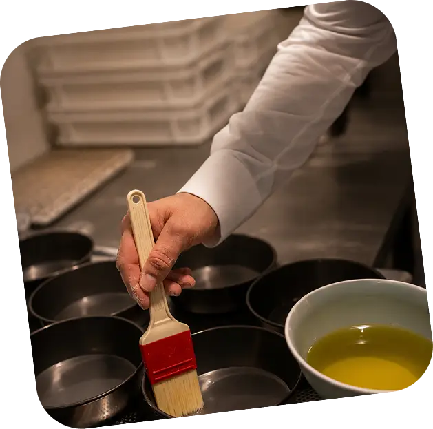 Bakvormen worden ingevet met olijfolie